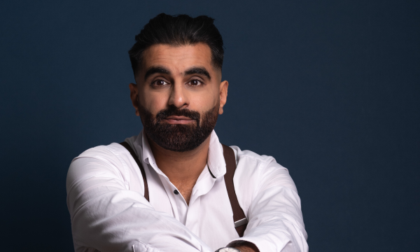 A headshot of comedian Tez Ilyas.